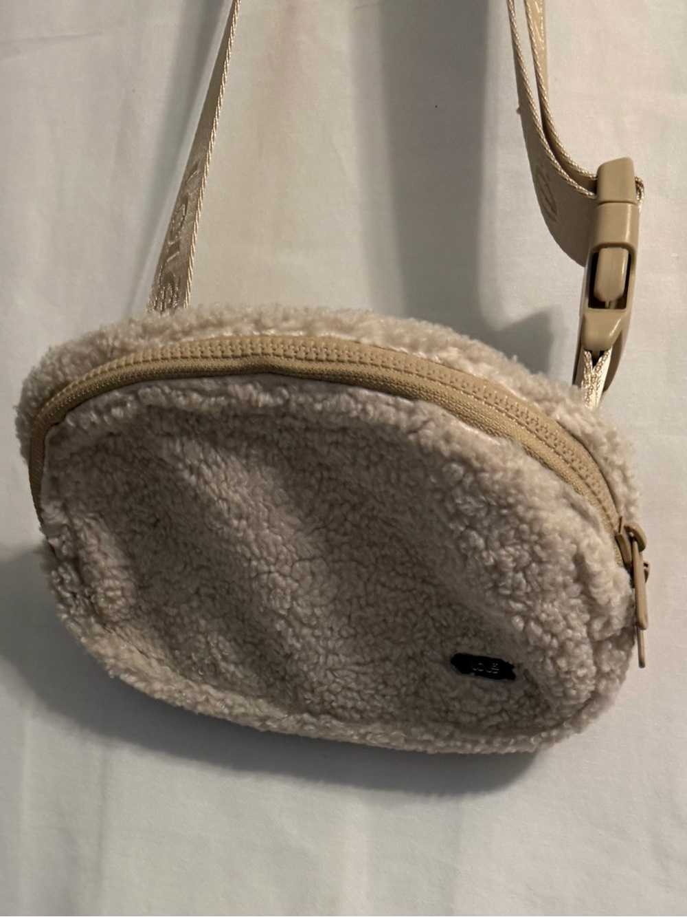 LOLË Unisex Convertible Fleece Belt Bag,Cross Body Design,Tan Plush Sherpa Cream